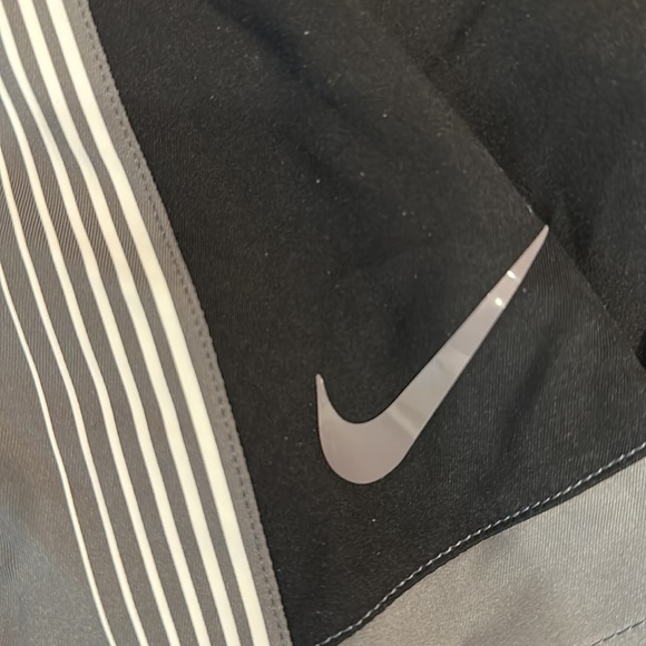 NWT🩳NIKE MENS BLACK AND GRAY XXL SWIM TRUNKS WITH TWO SIDE POCKETS AND LINING - Picture 6 of 9